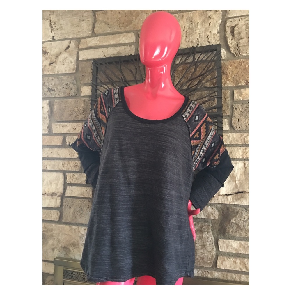 ❌SOLD.❌ NWOT Maurice’s Aztec top. 🌿